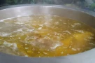 Tại sao nước dùng hầm xương có vị ngọt thịt vẫn nêm thêm mì chính?