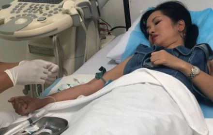 Ca sĩ Hồng Nhung nhập viện phẫu thuật điều trị chứng tay cò súng