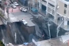 Vừa chiều nay: hố tử thần khổng lồ nuốt chửng con đường ở trung tâm Bangkok
