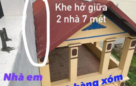 Nhà hàng xóm không cho xối nước mưa vào máng nhà họ, em phải làm như thế nào?