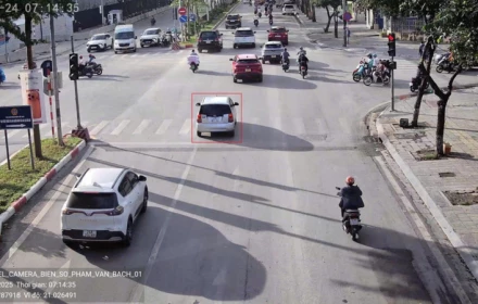 Cười ra nước mắt: Nửa ngày ở một con phố Hà Nội phát hiện 1.798 vi phạm giao thông