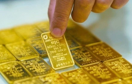Vì sao giá vàng miếng trong nước tiếp tục đi lên và neo cao hơn vàng thế giới?