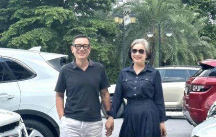 Nghệ sĩ Nhân dân là Đại tá có vẻ ngoài khác lạ sánh vai cùng chồng là Nghệ sĩ Ưu tú, Giám đốc