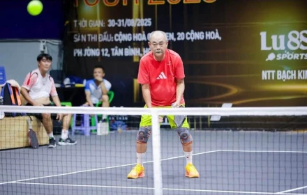 Nghệ sĩ Nhân dân U70 gây lo lắng khi chơi pickleball cùng bạn gái kém 36 tuổi