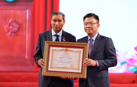 HLV Mai Đức Chung được trao danh hiệu Anh hùng Lao động