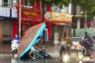 Bão số 10 Bualoi gây mưa kèm gió lớn ở Hà Nội, người đi đường ngã nhào