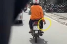 Xác minh clip người phụ nữ đi xe máy rải bột 'lạ' xuống đường ở TPHCM