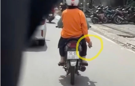 Xác minh clip người phụ nữ đi xe máy rải bột 'lạ' xuống đường ở TPHCM