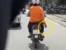 Xác minh clip người phụ nữ đi xe máy rải bột 'lạ' xuống đường ở TPHCM
