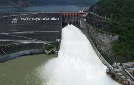 Sau bão số 10, hồ Hòa Bình, hồ Tuyên Quang buộc phải mở tiếp cửa đáy xả lũ, cảnh báo lũ đặc biệt lớn trên sông Thao