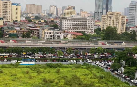 Nhiều phụ huynh Hà Nội lo lắng không biết đón con về thế nào: Đường đã ngập lại còn tắc