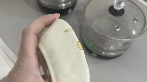 Nguyên nhân máy rửa bát rửa xong có những vệt sẫm màu như thế này
