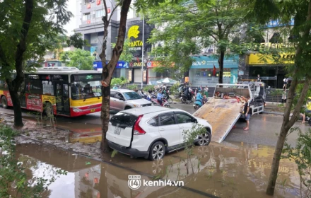 Hà nội hậu mưa bão: 🛑 Nhiều ô tô chết máy vẫn nằm chắn ngang đường