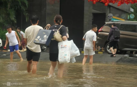 Cuộc sống không điện, nước của dân chung cư những ngày lụt