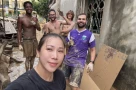 👏 Mắc kẹt trong đợt lũ tại Hà Giang, nhóm khách Tây dậy giúp bà con nạo vét bùn đất