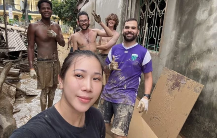 👏 Mắc kẹt trong đợt lũ tại Hà Giang, nhóm khách Tây dậy giúp bà con nạo vét bùn đất