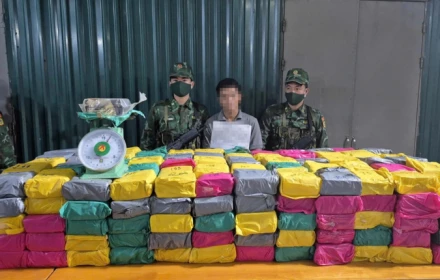 Kinh hoành vụ nửa xe tải ma tuý nguỵ trang thức ăn cho cá vận chuyển nghênh ngang