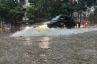 Hoàn lưu bão Matmo gây mưa lớn, nhiều tuyến phố Hà Nội đã ngập sâu