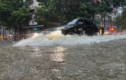 Hoàn lưu bão Matmo gây mưa lớn, nhiều tuyến phố Hà Nội đã ngập sâu