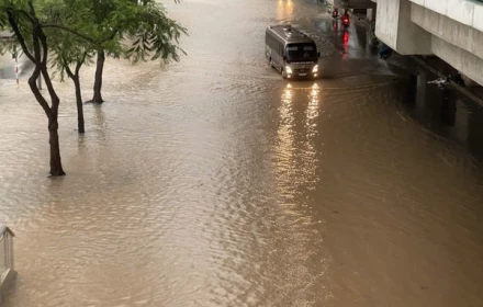 Mưa xuyên đêm, nhiều tuyến phố Hà Nội thành sông không nên đi lại nếu không thật cần thiết