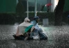 Nhiều trường ở Hà Nội cho học sinh nghỉ sáng nay vì mưa lớn, đường ngập khắp nơi