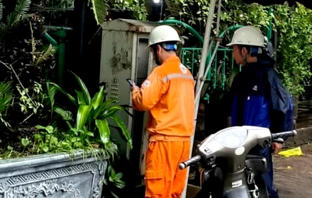 Hà Nội: Nhiều người tê chân tay khi đi qua đoạn ngập nước, nghi rò điện dưới lòng đường