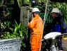Hà Nội: Nhiều người tê chân tay khi đi qua đoạn ngập nước, nghi rò điện dưới lòng đường