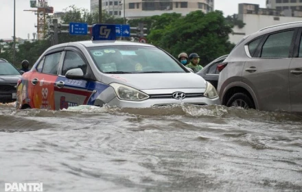Nguy hiểm thật: Hà Nội- phát hiện rò điện khu vực ngập nước