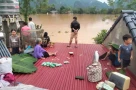 Dân Thái Nguyên trắng đêm cầm cự với lũ trên nóc nhà