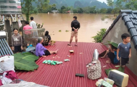 Dân Thái Nguyên trắng đêm cầm cự với lũ trên nóc nhà