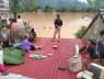 Dân Thái Nguyên trắng đêm cầm cự với lũ trên nóc nhà