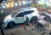Kinh hoàng ô tô rú ga ầm ĩ, quay xe lao vào quán nhậu tông chết một phụ nữ