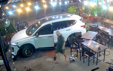 Kinh hoàng ô tô rú ga ầm ĩ, quay xe lao vào quán nhậu tông chết một phụ nữ