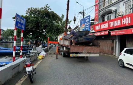 Hàng chục lái đò chùa Hương cùng xuồng máy lên đường cứu hộ người dân vùng lũ Thái Nguyên, Bắc Ninh