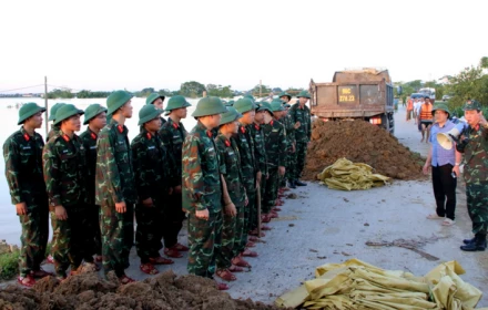 Quân và dân Bắc Ninh chống tràn đê tả Cầu