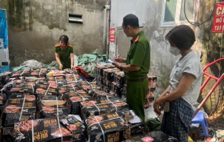 Phát hiện gần 1,7 tấn xúc xích không rõ nguồn gốc chuẩn bị “lên bàn” thành món ăn đường phố quen thuộc của giới trẻ
