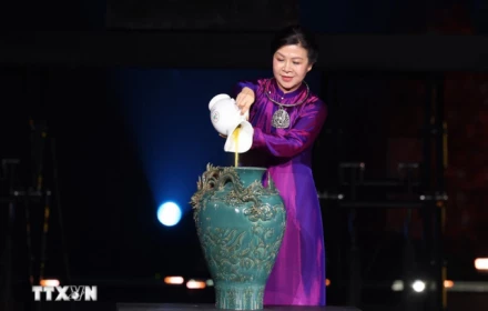 Hình ảnh phu nhân Ngô Phương Ly quý phái, duyên dáng trong tà áo dài tím