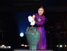 Hình ảnh phu nhân Ngô Phương Ly quý phái, duyên dáng trong tà áo dài tím