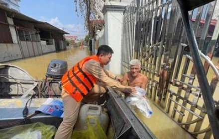 Công an Hà Nội huy động tối đa lực lượng hỗ trợ người dân vùng ngập lụt