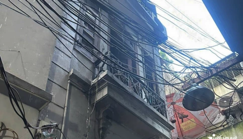 Vụ cháy 5 người chết ở Hà Nội: Hàng xóm kể chi tiết 2 xe máy bốc cháy, phun lửa