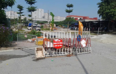 Ô tô bị sụp hố, xe cứu hộ đến cũng sa lầy