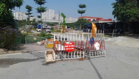Ô tô bị sụp hố, xe cứu hộ đến cũng sa lầy
