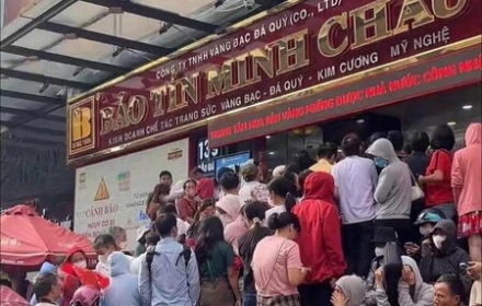 Vàng lên 143 rồi mà cả ngày nay người ta vẫn xếp hàng mua không chán!