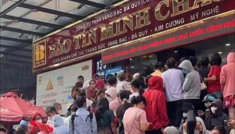 Vàng lên 145 rồi mà cả ngày nay người ta vẫn xếp hàng mua không chán!