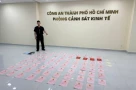 Choáng với 80 sổ đỏ công an phá két sắt thu từ nhà Ngân 98, xếp la liệt