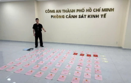 Choáng với 80 sổ đỏ công an phá két sắt thu từ nhà Ngân 98, xếp la liệt
