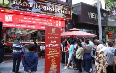 Giá vàng SJC chợ đen 190 triệu đồng/lượng, người dân xếp hàng ngày càng dài
