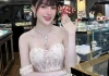 Xôn xao cõi mạng: Bất chấp nắng gắt, nhiều người chụp ảnh trước dinh thự 500 tỉ đồng của Ngân Collagen