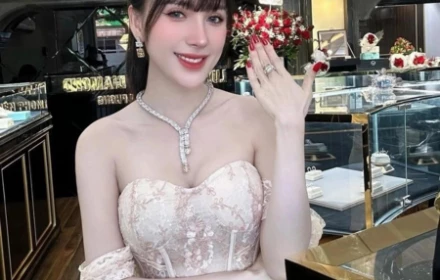Xôn xao cõi mạng: Bất chấp nắng gắt, nhiều người chụp ảnh trước dinh thự 500 tỉ đồng của Ngân Collagen