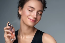 Có nên xịt nước hoa trực tiếp lên da?